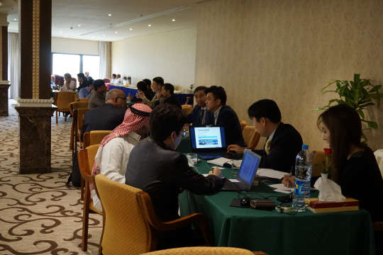 한국전력과 함께 해외시장 개척에 나선 국내 중소기업들이 1대 1 수출상담회를 벌이고 있다.  한국전력 제공